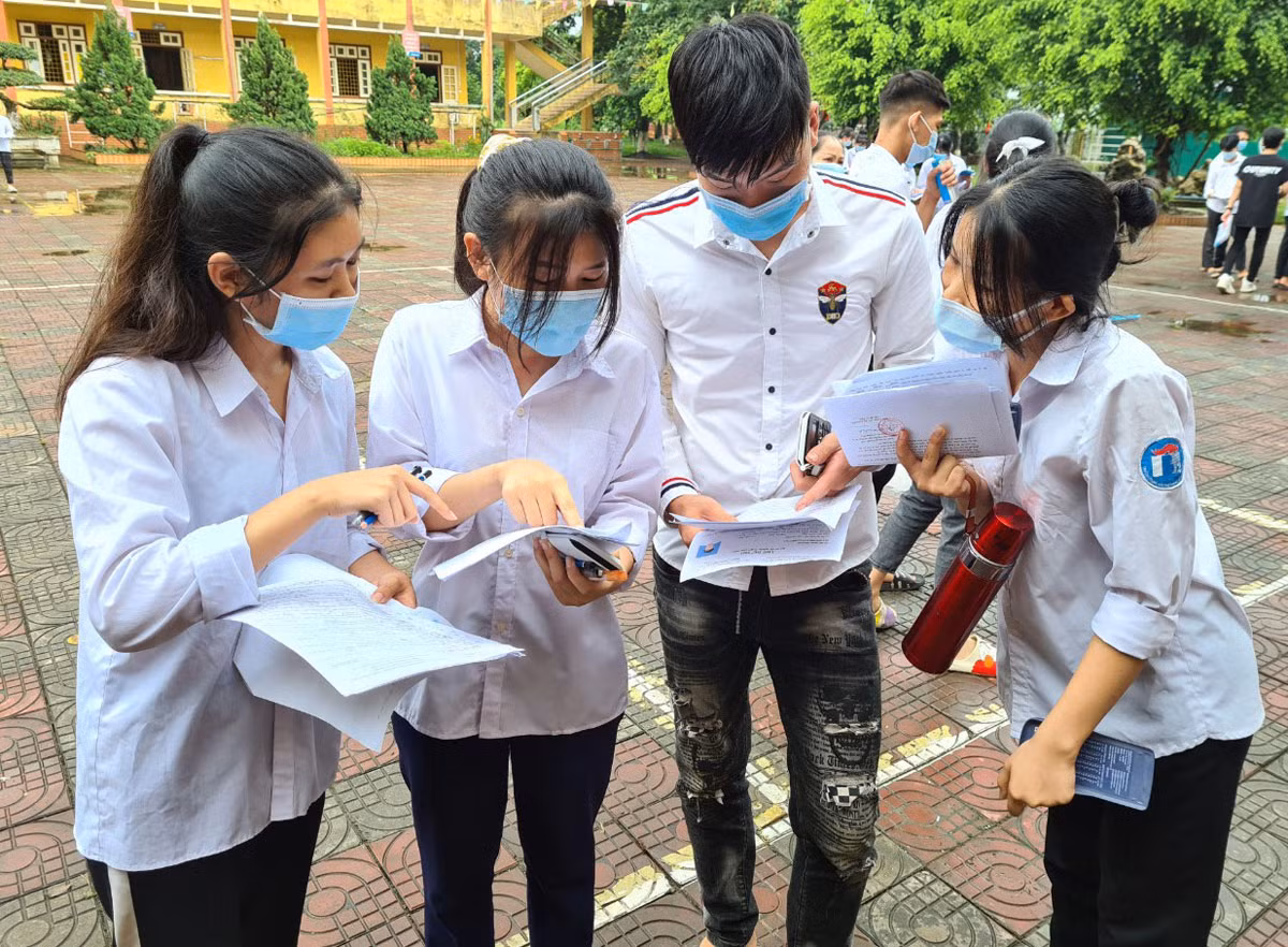 Thí sinh trao đổi về bài thi.