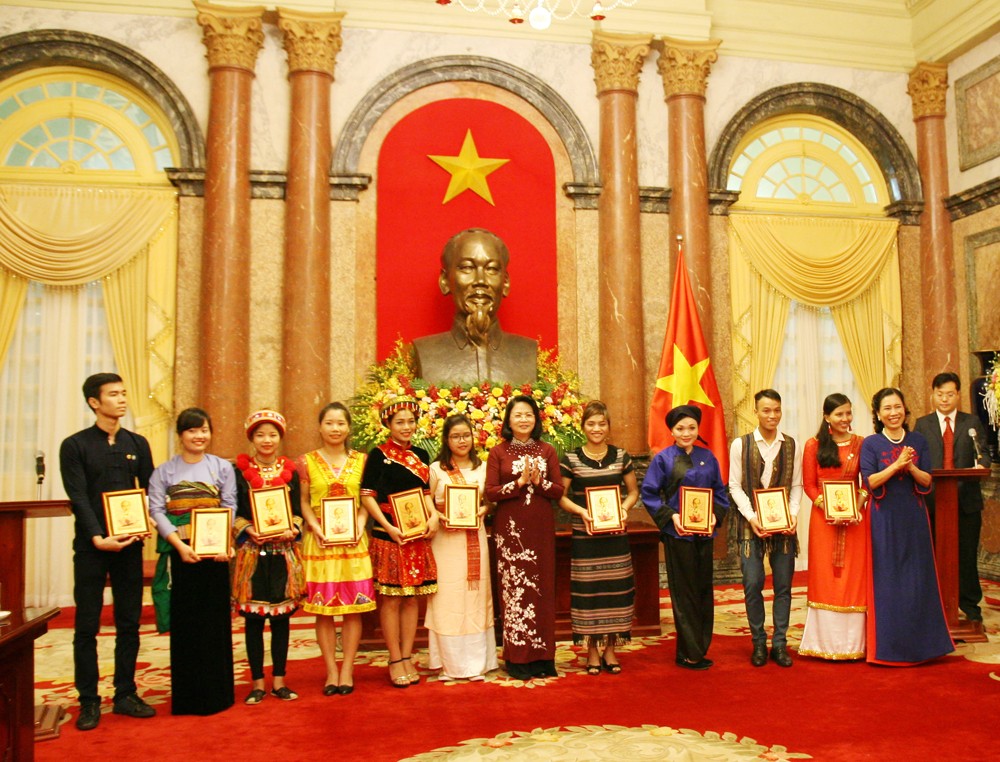 Họa sỹ Vàng Hải Hưng (ngoài cùng bên trái) trong buổi Phó Chủ tịch nước Đặng Thị Ngọc Thịnh tiếp đoàn học sinh, sinh viên, vận động viên dân tộc thiểu số tiêu biểu.