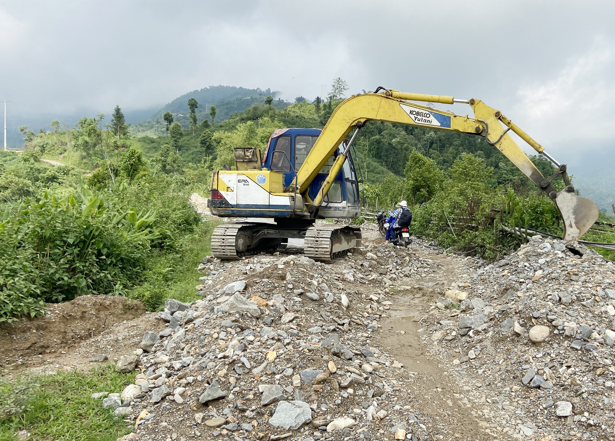Đường lên Séo Phìn Than đang được đổ bê tông.