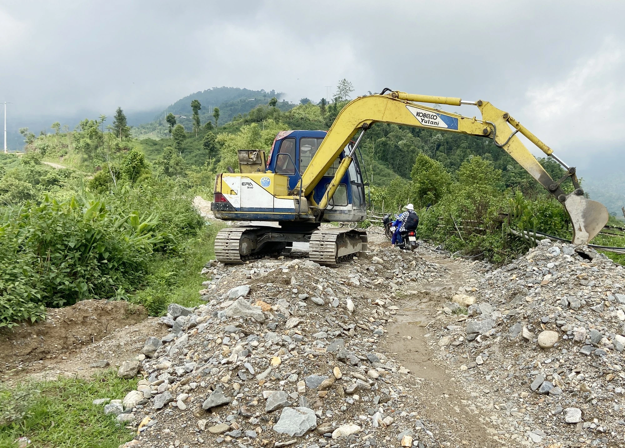 Đường lên Séo Phìn Than đang được đổ bê tông.