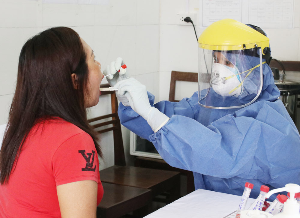 Lào Cai lấy mẫu xét nghiệm loại trừ SARS -CoV-2 cho người về từ vùng dịch.