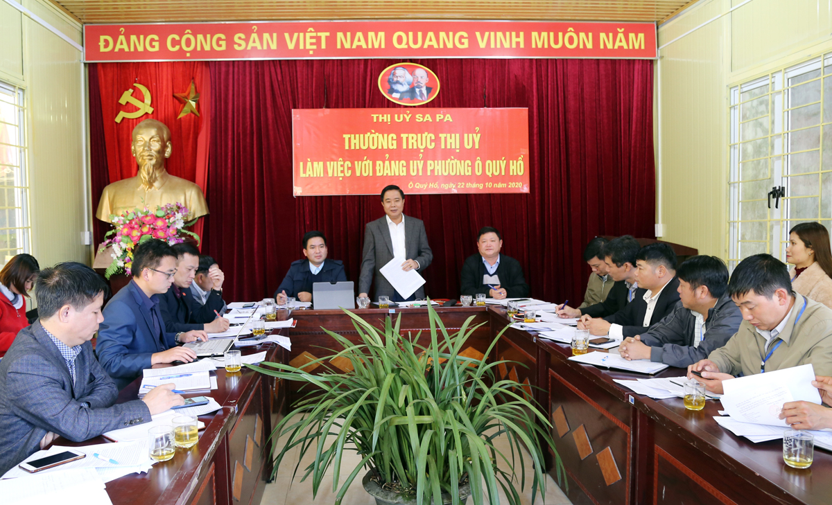 Ban Thường vụ Thị ủy Sa Pa thường xuyên làm việc với các đảng ủy để kịp thời giải quyết những khó khăn ngay tại cơ sở.