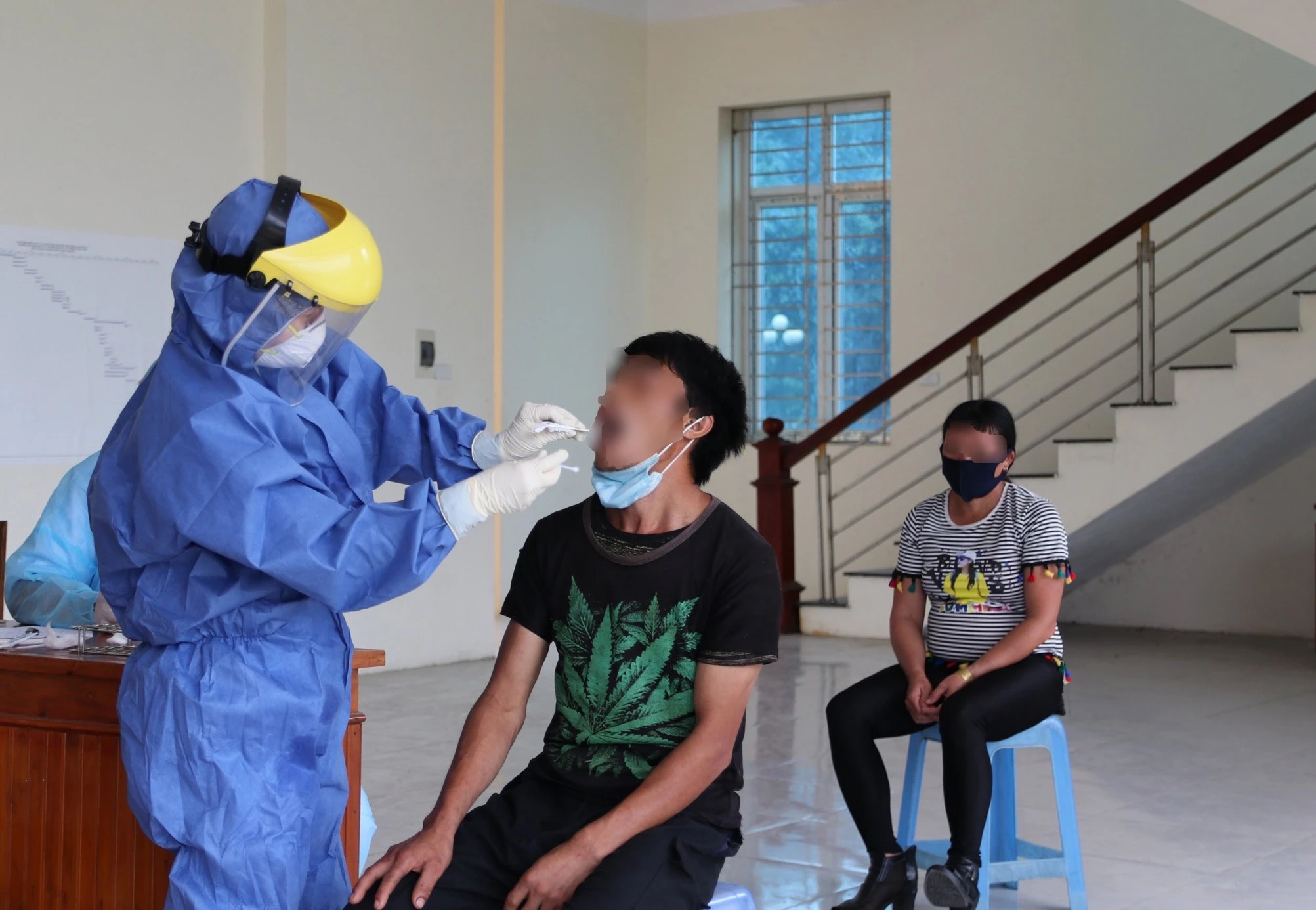 Lấy mẫu dịch của người cách ly y tế tập trung để xét nghiệm.