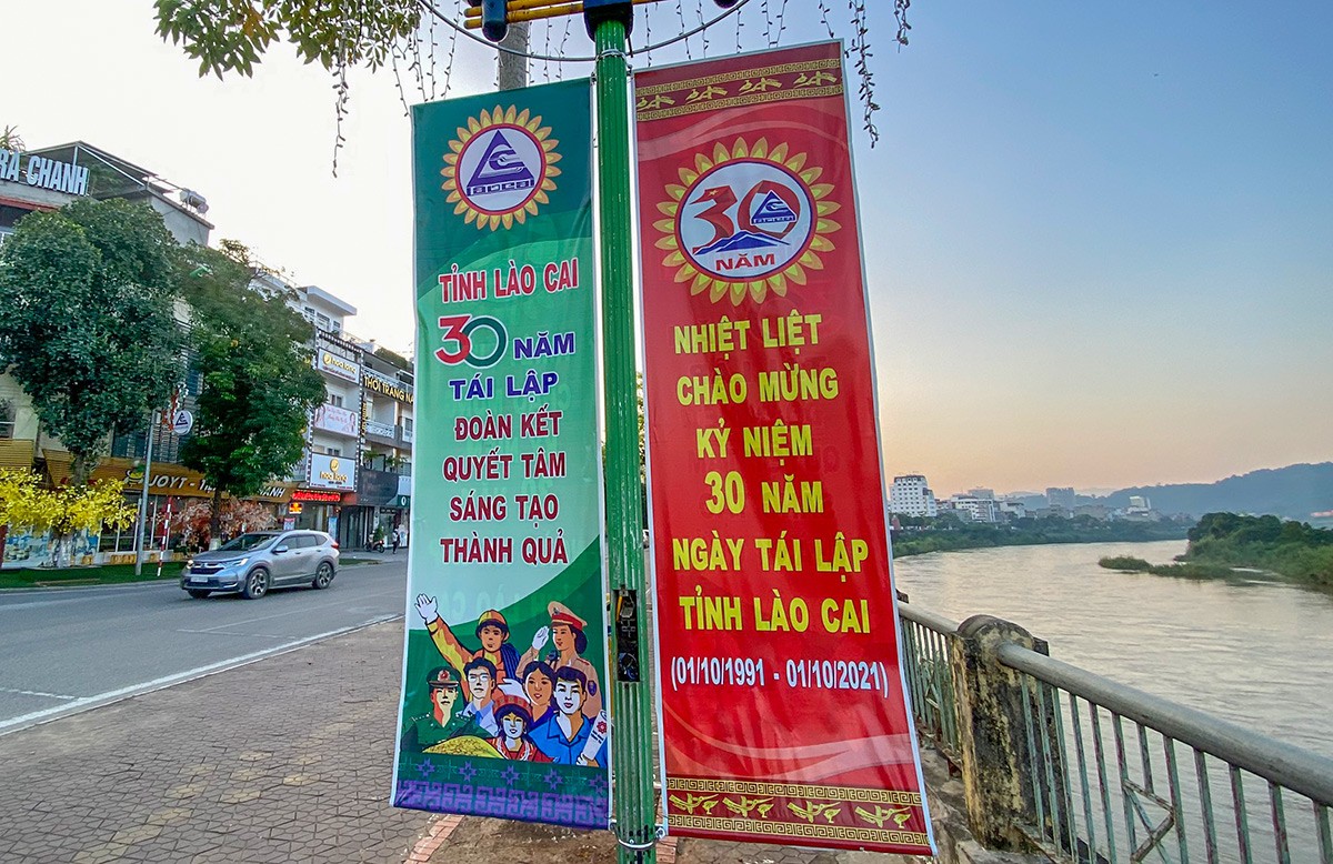 Thành phố Lào Cai rực rỡ cờ hoa, khẩu hiệu chào mừng 30 năm tái lập tỉnh Lào Cai ảnh 5