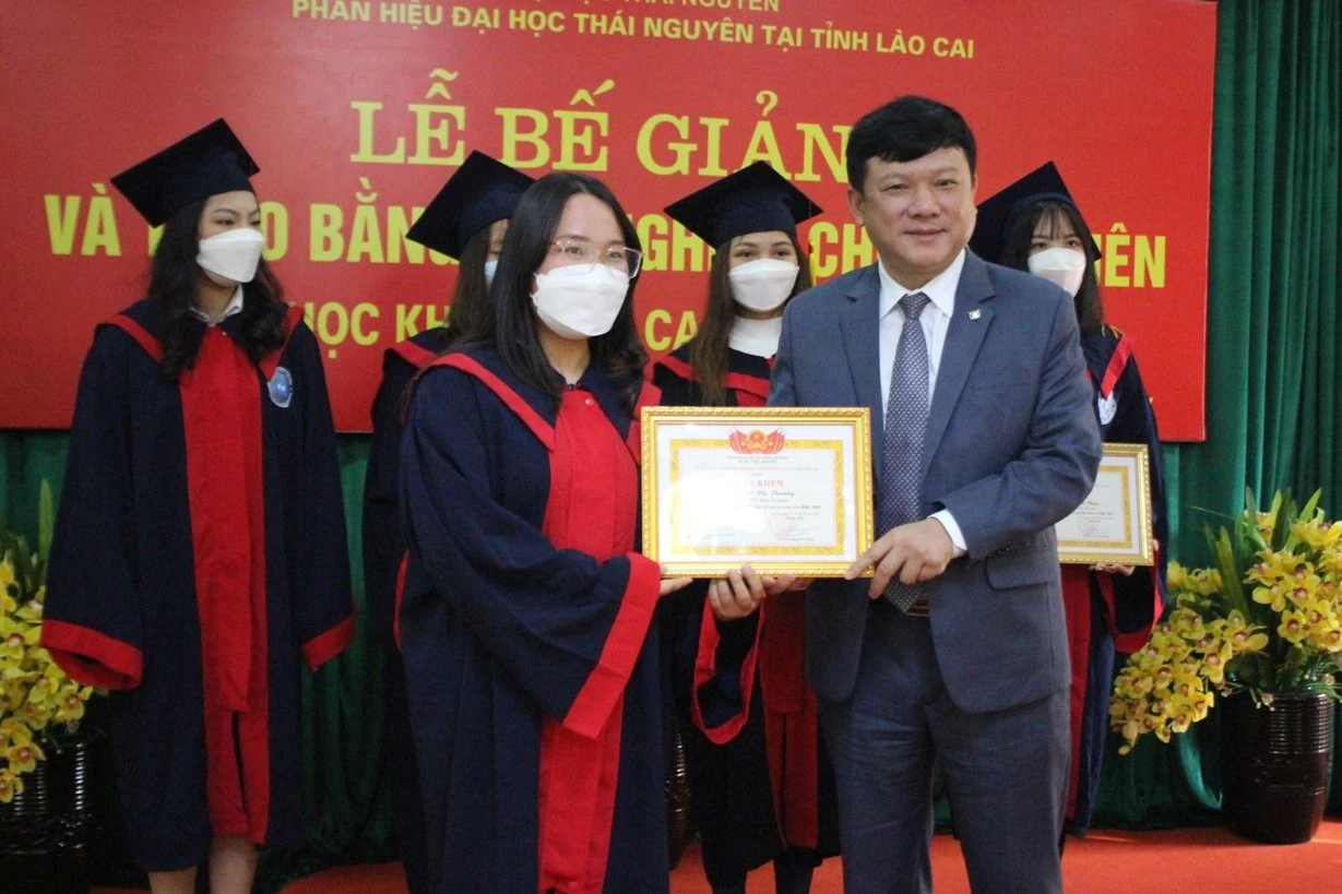 Các em sinh viên nhận Bằng tốt nghiệp chính quy.