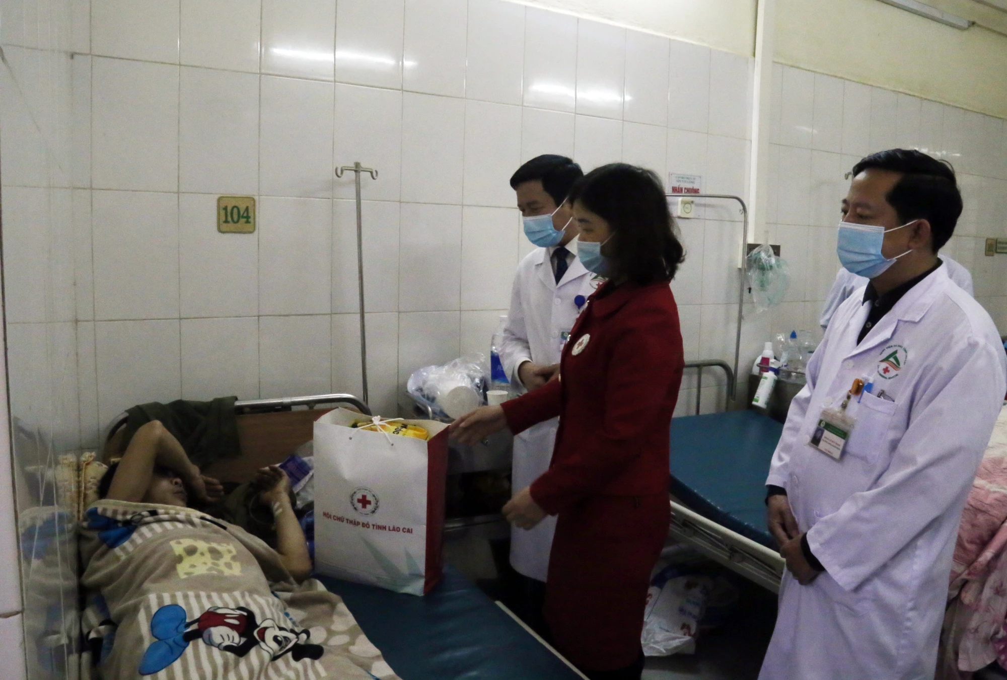 Những phần quà tết được trao đến người bệnh. Những phần quà tết được trao đến người bệnh.