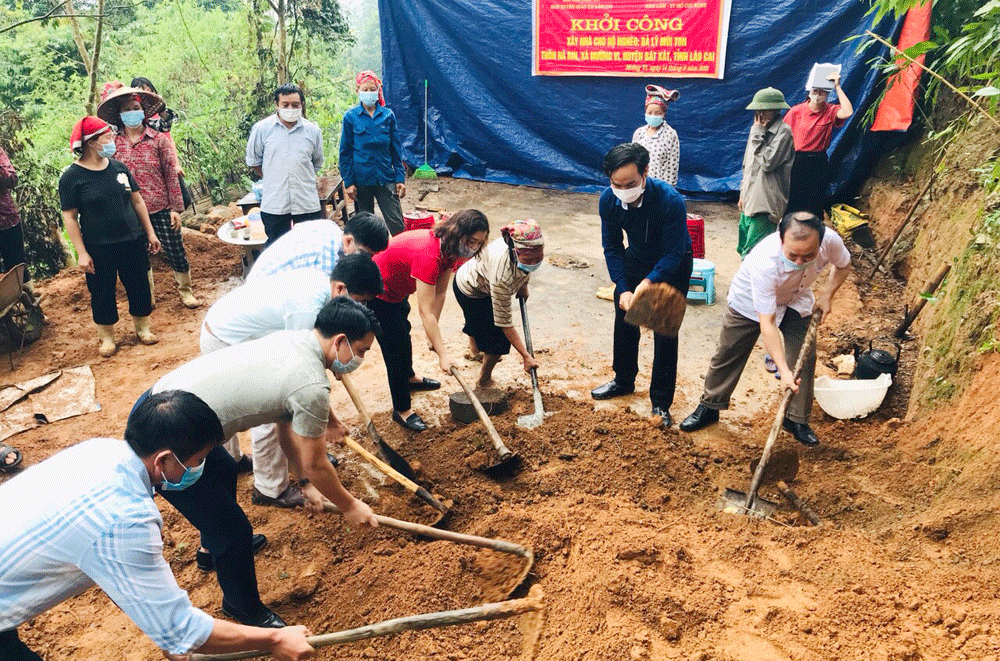 San nền làm nhà cho hộ bà Lý Mùi Ton, thôn Ná Rin, xã Mường Vi (Bát Xát). San nền làm nhà cho hộ bà Lý Mùi Ton, thôn Ná Rin, xã Mường Vi (Bát Xát).