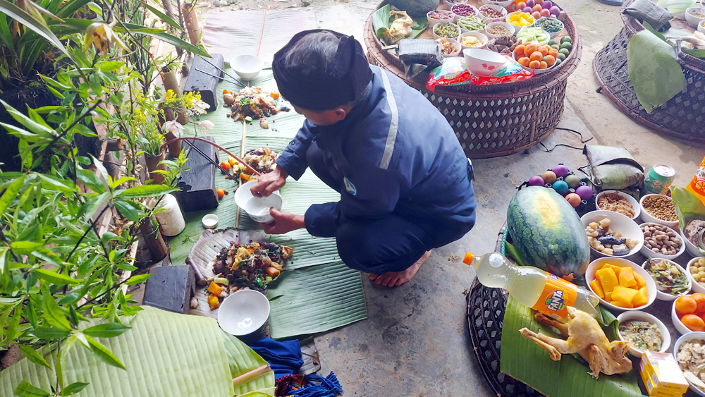 Ngày Tết tháng 2, mỗi gia đình sẽ mang mâm lễ vật kèm hoa tươi đến nhà trưởng bản để chuẩn bị tổ chức lễ cúng. Mỗi mâm lễ gồm có nhiều món ăn do bà con tự sản xuất: Thịt lợn, thịt gà, lạc, bí ngô, khoai sọ, bánh giày nhồi lòng lợn, hoa quả, bánh kẹo… Đặc biệt, có những quả trứng được nhuộm màu xanh, đỏ để làm quà. Tết tháng 2 của thôn Lao Chải, xã Trịnh Tường có hơn 20 hộ tham gia, khi lễ vật đã đầy đủ, hai thầy cúng làm lễ cúng chung. Thầy cúng lấy ở mỗi mâm một chút lễ vật bỏ vào mâm cỗ chung của thôn dâng lên các vị thần linh: Thần rừng, thần thổ địa… Rót rượu dâng thần linh là một nghi thức quan trọng trong lễ cúng Dư Dò Dò. Hai thầy cúng làm lễ trước bàn thờ chung cầu cho dân làng khỏe mạnh, cuộc sống ấm no. Đại diện các gia đình bái lạy thần linh. Mọi người cùng nhau liên hoan, chúc nhau những lời chúc tốt đẹp nhất trong năm mới. Tết Dư Dò Dò là ngày hội vui cũng là một trong số ít nghi lễ mà phụ nữ và trẻ em Hà Nhì được tham gia, liên hoan. Các mâm cơm của phụ nữ được đặt ở trong nhà trưởng bản. Những quả trứng màu được các gia đình tặng nhau, tặng cho trẻ em thể hiện sự quan tâm và tình cảm gắn bó. Phụ nữ Hà Nhì chia bánh kẹo cho các vị khách đến chung vui trong ngày Tết tháng 2.