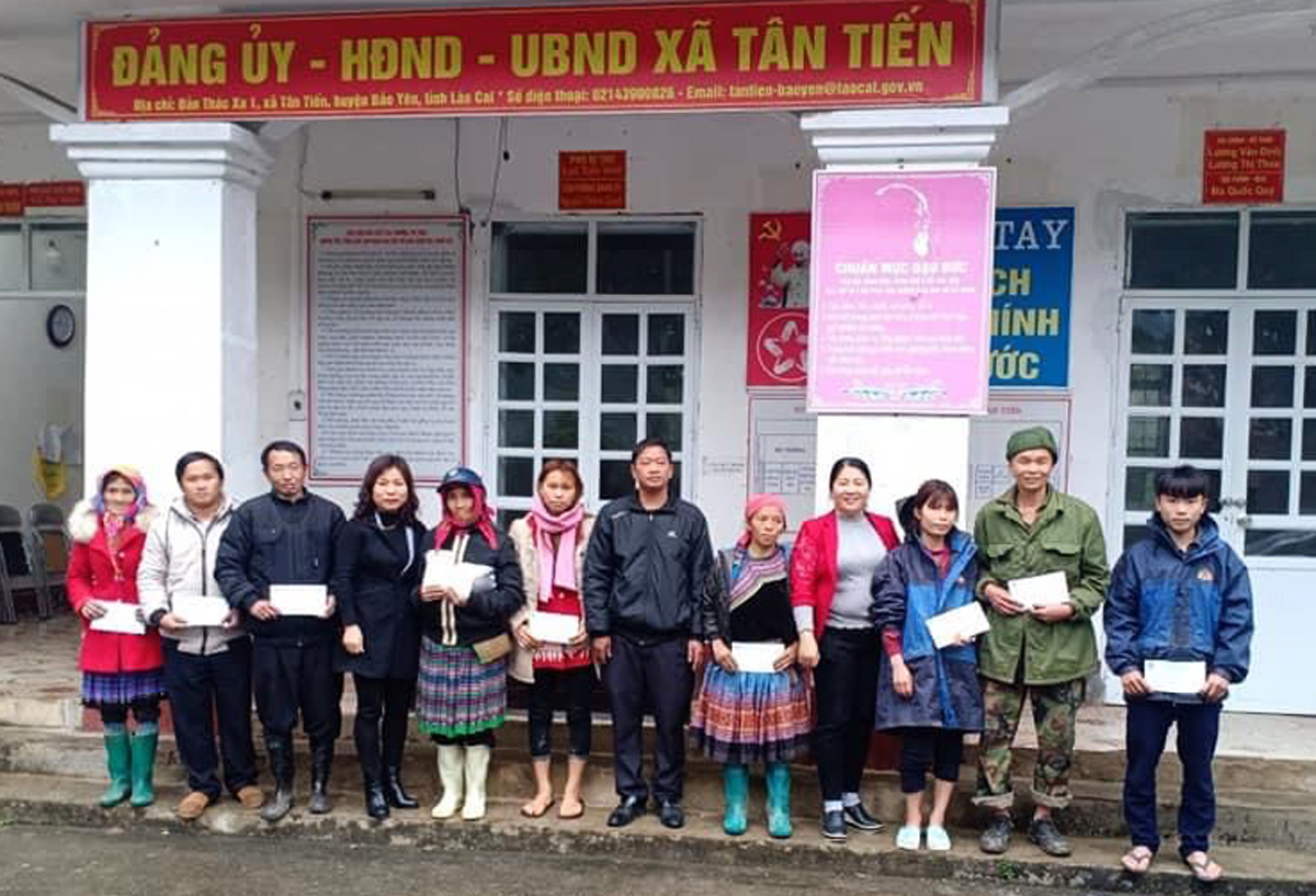 Ủy ban MTTQ Việt Nam tỉnh tặng quà Tết cho người nghèo xã Tân Tiến (Bảo Yên) ảnh 2