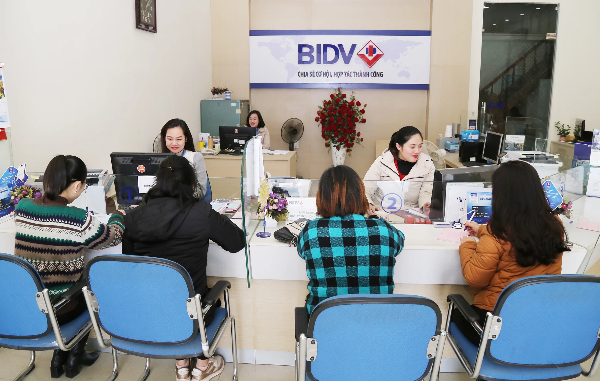Khách hàng giao dịch tại BIDV Chi nhánh Sa Pa.
