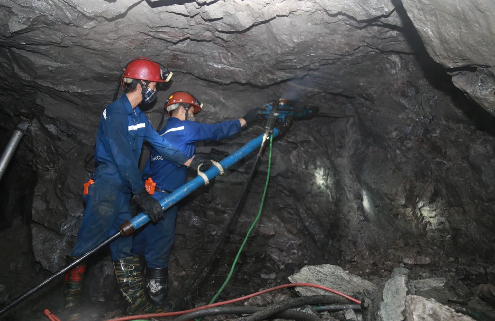 Xuống lòng đất cùng thợ mỏ Sin Quyền ảnh 5