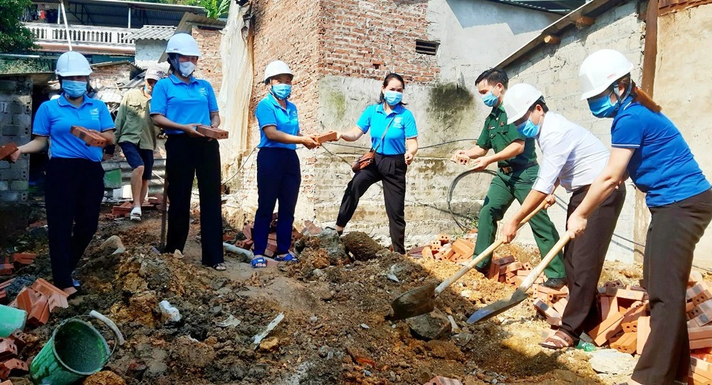 Giúp san tao mặt bằng và chuyển vật liệu xây dựng.