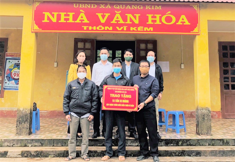 Tặng xi măng cho nhân dân thôn Vĩ Kẽm.