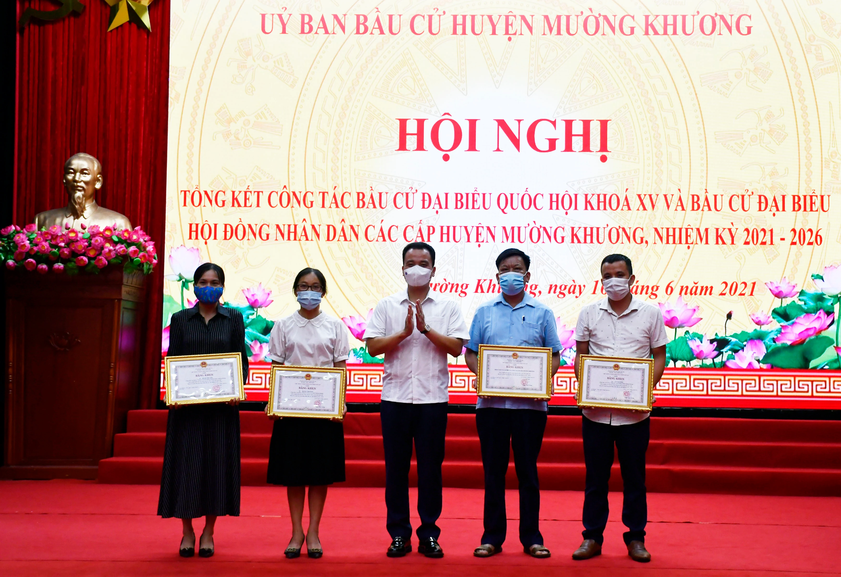 Trao Bằng khen của Chủ tịch UBND tỉnh cho các tập thể, cá nhân.