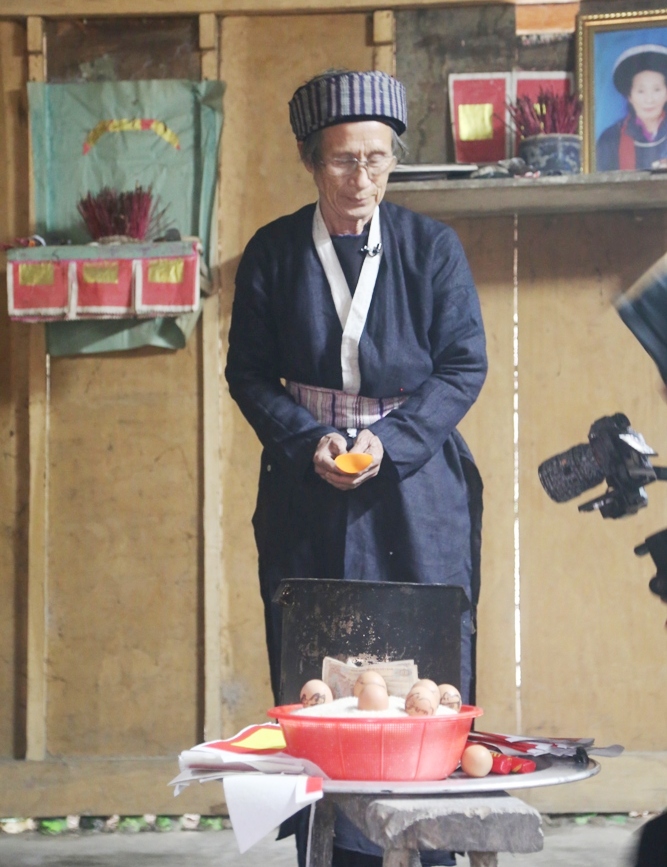 Để chuẩn bị cho nghi lễ gọi hồn về ăn tết, gia chủ cùng con cháu trong gia đình cắt giấy, dán giấy bùa và vẽ trứng để chuẩn bị làm lễ. Người Mông xanh vẽ lên quả trứng làm lễ hình kho thóc, bồ thóc, con trâu, gà, vịt, đồng bạc, cây lanh, hình người để tượng trưng cho hồn lúa, vải chàm, con người, nông sản, tiền, gia súc, gia cầm… Chủ nhà làm lễ khấn gọi hồn về ăn tết với mâm lễ đơn giản gồm rổ gạo nếp, trứng đã vẽ và giấy bùa đặt ở gian chính giữa nhà. Sau khi khấn gọi hồn xong, gia chủ dán giấy bùa lên bàn thờ tổ tiên, cửa chính nhà ở để làm mới ngôi nhà cầu mong năm mới may mắn, thuận lợi. Dán giấy bùa lên nông cụ để “gọi hồn” nông cụ về ăn tết sau một năm gắn bó với con người, để năm mới tiếp tục lên nương, xuống ruộng lao động. Dán giấy bùa lên chuồng gà cầu mong trong năm mới gà đẻ nhiều trứng, không dịch bệnh và chóng lớn. Sau khi làm lễ gọi hồn xong, gạo nếp được đem xôi lên để cả nhà cùng ăn trong đêm ba mươi tết. Trong ngày 30 tết, người Mông xanh còn giã bánh giày để cúng tổ tiên và cùng nhau đón tết đầm ấm, sum vầy.