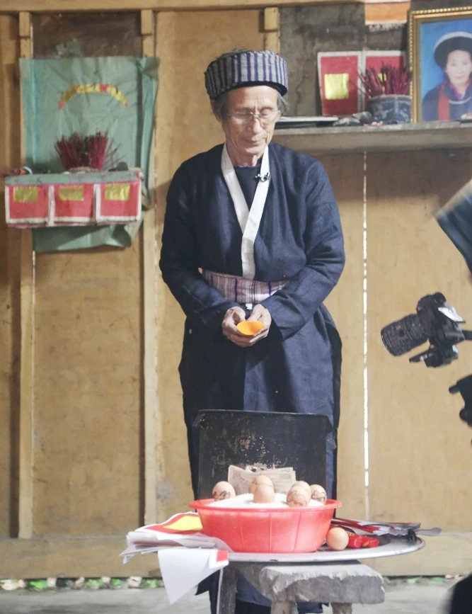 Để chuẩn bị cho nghi lễ gọi hồn về ăn tết, gia chủ cùng con cháu trong gia đình cắt giấy, dán giấy bùa và vẽ trứng để chuẩn bị làm lễ. Người Mông xanh vẽ lên quả trứng làm lễ hình kho thóc, bồ thóc, con trâu, gà, vịt, đồng bạc, cây lanh, hình người để tượng trưng cho hồn lúa, vải chàm, con người, nông sản, tiền, gia súc, gia cầm… Chủ nhà làm lễ khấn gọi hồn về ăn tết với mâm lễ đơn giản gồm rổ gạo nếp, trứng đã vẽ và giấy bùa đặt ở gian chính giữa nhà. Sau khi khấn gọi hồn xong, gia chủ dán giấy bùa lên bàn thờ tổ tiên, cửa chính nhà ở để làm mới ngôi nhà cầu mong năm mới may mắn, thuận lợi. Dán giấy bùa lên nông cụ để “gọi hồn” nông cụ về ăn tết sau một năm gắn bó với con người, để năm mới tiếp tục lên nương, xuống ruộng lao động. Dán giấy bùa lên chuồng gà cầu mong trong năm mới gà đẻ nhiều trứng, không dịch bệnh và chóng lớn. Sau khi làm lễ gọi hồn xong, gạo nếp được đem xôi lên để cả nhà cùng ăn trong đêm ba mươi tết. Trong ngày 30 tết, người Mông xanh còn giã bánh giày để cúng tổ tiên và cùng nhau đón tết đầm ấm, sum vầy. Để chuẩn bị cho nghi lễ gọi hồn về ăn tết, gia chủ cùng con cháu trong gia đình cắt giấy, dán giấy bùa và vẽ trứng để chuẩn bị làm lễ. Người Mông xanh vẽ lên quả trứng làm lễ hình kho thóc, bồ thóc, con trâu, gà, vịt, đồng bạc, cây lanh, hình người để tượng trưng cho hồn lúa, vải chàm, con người, nông sản, tiền, gia súc, gia cầm… Chủ nhà làm lễ khấn gọi hồn về ăn tết với mâm lễ đơn giản gồm rổ gạo nếp, trứng đã vẽ và giấy bùa đặt ở gian chính giữa nhà. Sau khi khấn gọi hồn xong, gia chủ dán giấy bùa lên bàn thờ tổ tiên, cửa chính nhà ở để làm mới ngôi nhà cầu mong năm mới may mắn, thuận lợi. Dán giấy bùa lên nông cụ để “gọi hồn” nông cụ về ăn tết sau một năm gắn bó với con người, để năm mới tiếp tục lên nương, xuống ruộng lao động. Dán giấy bùa lên chuồng gà cầu mong trong năm mới gà đẻ nhiều trứng, không dịch bệnh và chóng lớn. Sau khi làm lễ gọi hồn xong, gạo nếp được đem xôi lên để cả nhà cùng ăn trong đêm ba mươi tết. Trong ngày 30 tết, người Mông xanh còn giã bánh giày để cúng tổ tiên và cùng nhau đón tết đầm ấm, sum vầy.