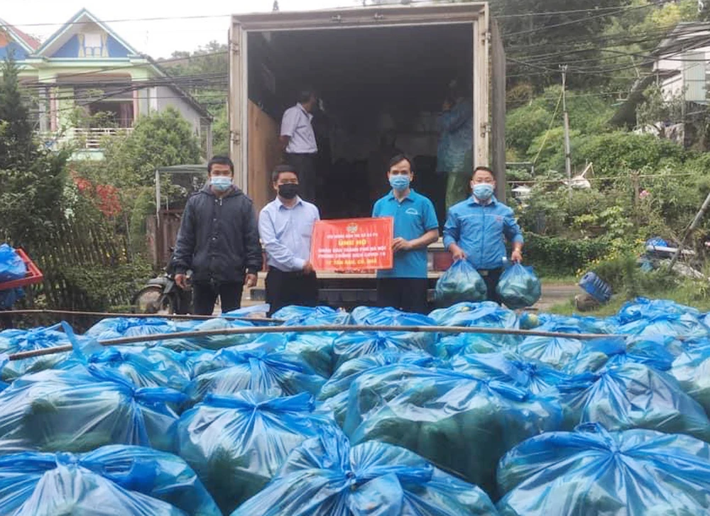 Hội Nông dân thị xã Sa Pa bàn giao nông sản cho Hội Nông dân tỉnh để vận chuyển đi hỗ trợ.