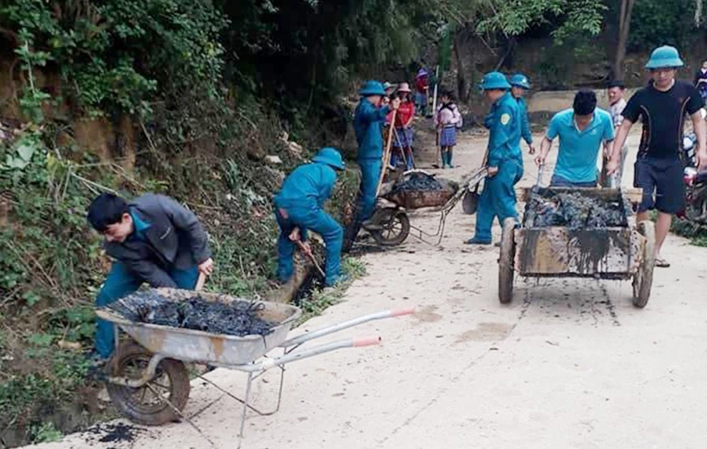 Lực lượng quân sự xã Cán Cấu tham gia xây dựng nông thôn mới. Ảnh: Tư liệu