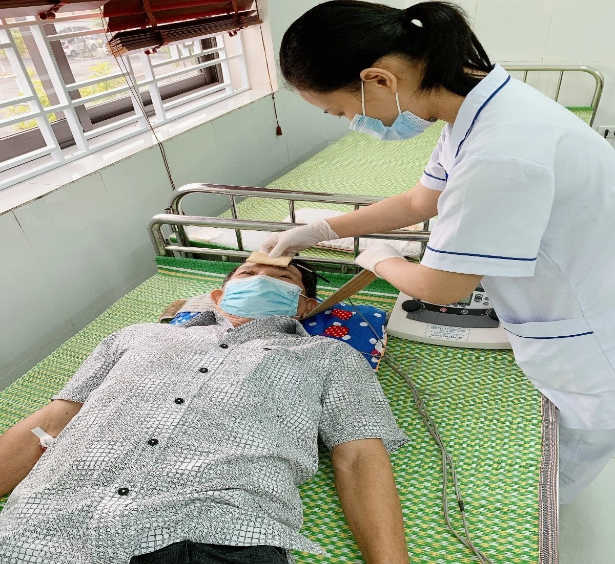 Thực hiện điện phân an thần cho người bệnh mất ngủ