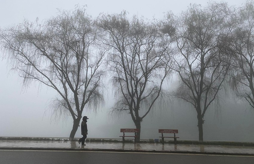 Nền nhiệt giảm sâu cùng với sương mù dày đặc bao phủ trung tâm thị xã Sa Pa. Sương mù dày đặc vào buổi sáng khiến tầm nhìn bị hạn chế. Tiết trời lạnh giá, người dân hạn chế ra đường. Người dân dùng nhiều cách chống rét khi lưu thông trên đường. Những bếp sưởi nhỏ được sử dụng nhiều ở các hàng quán. Nhiều người sử dụng quạt sưởi bằng điện. Người Sa Pa đã quen với nền nhiệt lạnh giá, nên luôn biết cách bảo vệ sức khỏe bản thân và gia đình. Nhịp sống lao động vẫn diễn ra trong giá rét.