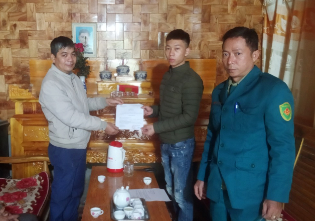 Hội đồng Nghĩa vụ quân sự xã Thống Nhất, thành phố Lào Cai phát lệnh gọi nhập ngũ cho công dân.