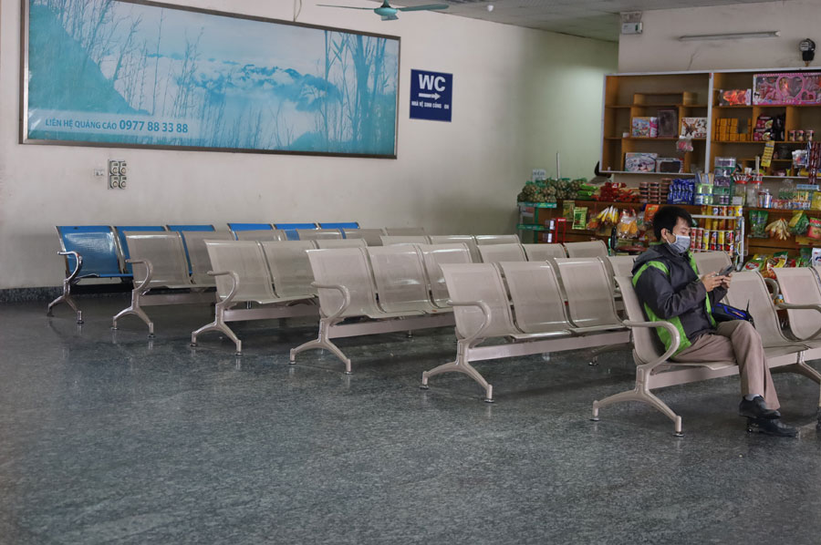 Lác đác vài hành khách đến đợi xe.