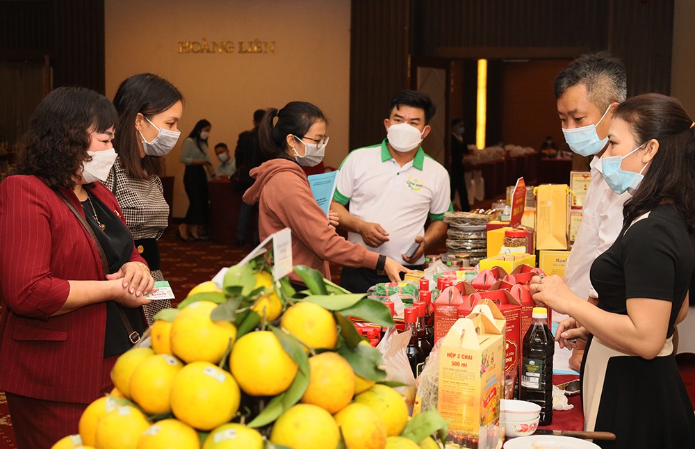 Gian trưng bày sản phẩm của một số tỉnh, thành tại điểm cầu Lào Cai.