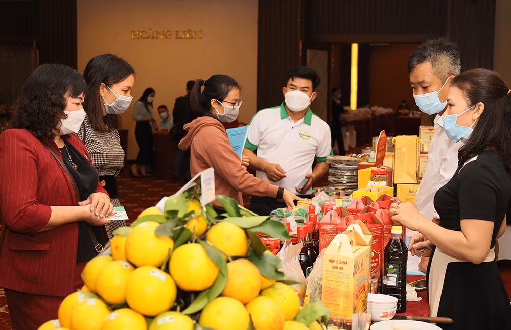 Gian trưng bày sản phẩm của một số tỉnh, thành tại điểm cầu Lào Cai. Gian trưng bày sản phẩm của một số tỉnh, thành tại điểm cầu Lào Cai.