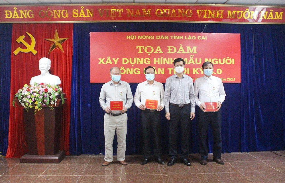 Trao tặng Kỷ niệm chương "Vì sự nghiệp xây dựng và phát triển tỉnh Lào Cai" cho các cá nhân.