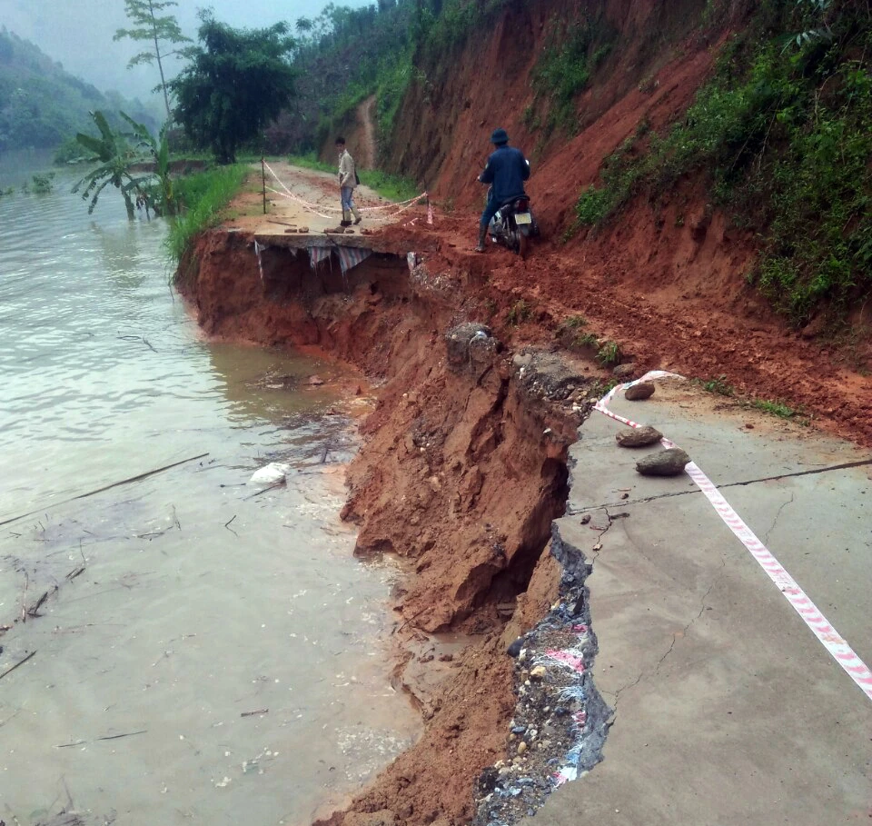 Điểm sạt lở gây chia cắt giao thông vào thôn Kho Vàng. Điểm sạt lở gây chia cắt giao thông vào thôn Kho Vàng.