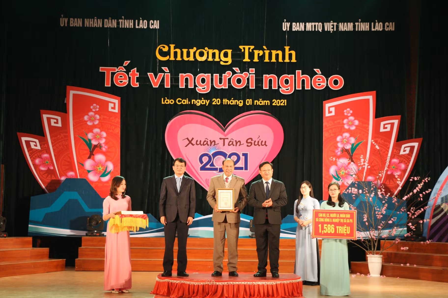 Tiếp nhận ủng hộ Qũy "Vì người nghèo" tại chương trình Tết vì người nghèo Xuân Tân Sửu 2021.