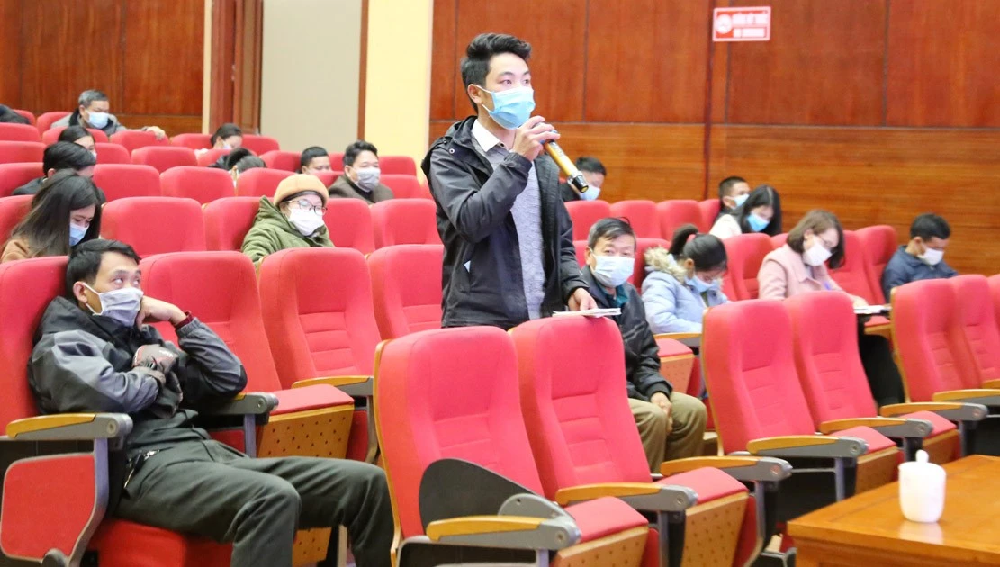 Các đại biểu nêu đề xuất, kiến nghị tại hội nghị.