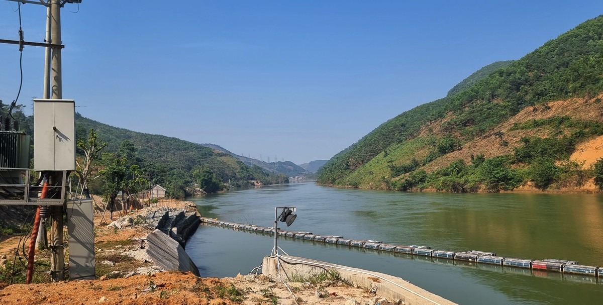 Từ khi Nhà máy Thuỷ điện Phúc Long tích nước đã gây ra hiện tượng sạt lở, lún nứt nhiều nhà dân ven hai bờ sông sông Chảy.