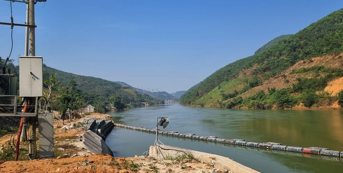 Từ khi Nhà máy Thuỷ điện Phúc Long tích nước đã gây ra hiện tượng sạt lở, lún nứt nhiều nhà dân ven hai bờ sông sông Chảy.