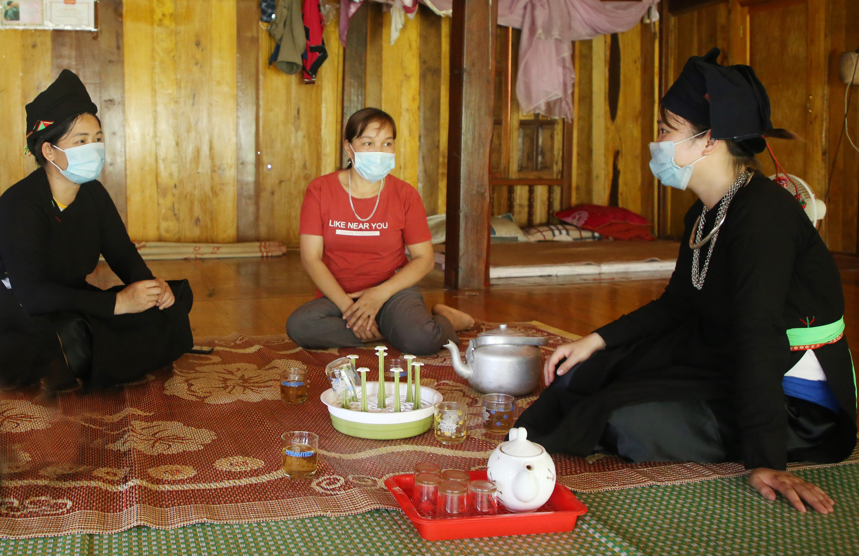 Chị Hè (phải ảnh) nói chuyện cùng người dân Trĩ ngoài. Chị Hè (phải ảnh) nói chuyện cùng người dân Trĩ ngoài.