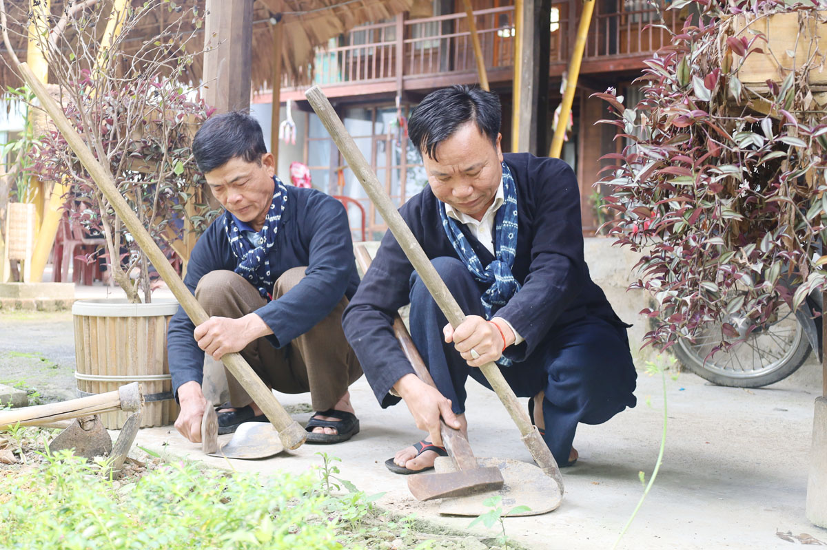 Trên các sườn núi cao, người dân hối hả vào vụ. Nông cụ sau thời gian dài "nghỉ ngơi" được rèn sắc để vào vụ mới. Phát quang nương rẫy, làm đất là khâu quan trọng cần đến sức khỏe của nam giới. Người Dao đỏ xã Dền Sáng (Bát Xát) gieo trồng vụ mới. Nông dân xã Cốc Ly (Bắc Hà) đổi công giúp nhau trồng ngô. Chủ yếu được trồng trên dốc núi đá, nên các công đoạn trồng ngô được làm thủ công. Những nơi đất bằng phẳng, gần mạch nước, ngô sẽ sinh trưởng, phát triển nhanh hơn. Kiểm tra hạt trước khi xuống giống... ... tất cả cho một mùa vụ bội thu. Trên các sườn núi cao, người dân hối hả vào vụ. Nông cụ sau thời gian dài "nghỉ ngơi" được rèn sắc để vào vụ mới. Phát quang nương rẫy, làm đất là khâu quan trọng cần đến sức khỏe của nam giới. Người Dao đỏ xã Dền Sáng (Bát Xát) gieo trồng vụ mới. Nông dân xã Cốc Ly (Bắc Hà) đổi công giúp nhau trồng ngô. Chủ yếu được trồng trên dốc núi đá, nên các công đoạn trồng ngô được làm thủ công. Những nơi đất bằng phẳng, gần mạch nước, ngô sẽ sinh trưởng, phát triển nhanh hơn. Kiểm tra hạt trước khi xuống giống... ... tất cả cho một mùa vụ bội thu.