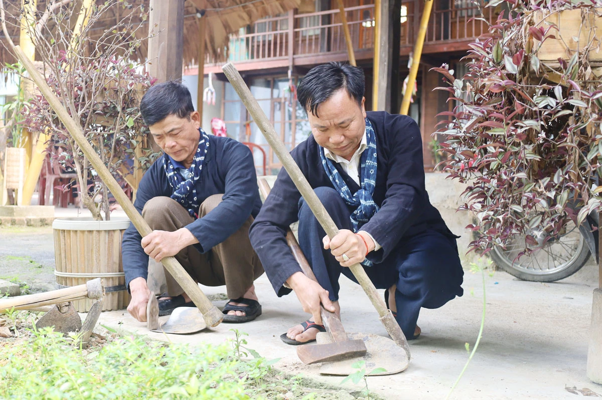 Trên các sườn núi cao, người dân hối hả vào vụ. Nông cụ sau thời gian dài "nghỉ ngơi" được rèn sắc để vào vụ mới. Phát quang nương rẫy, làm đất là khâu quan trọng cần đến sức khỏe của nam giới. Người Dao đỏ xã Dền Sáng (Bát Xát) gieo trồng vụ mới. Nông dân xã Cốc Ly (Bắc Hà) đổi công giúp nhau trồng ngô. Chủ yếu được trồng trên dốc núi đá, nên các công đoạn trồng ngô được làm thủ công. Những nơi đất bằng phẳng, gần mạch nước, ngô sẽ sinh trưởng, phát triển nhanh hơn. Kiểm tra hạt trước khi xuống giống... ... tất cả cho một mùa vụ bội thu.