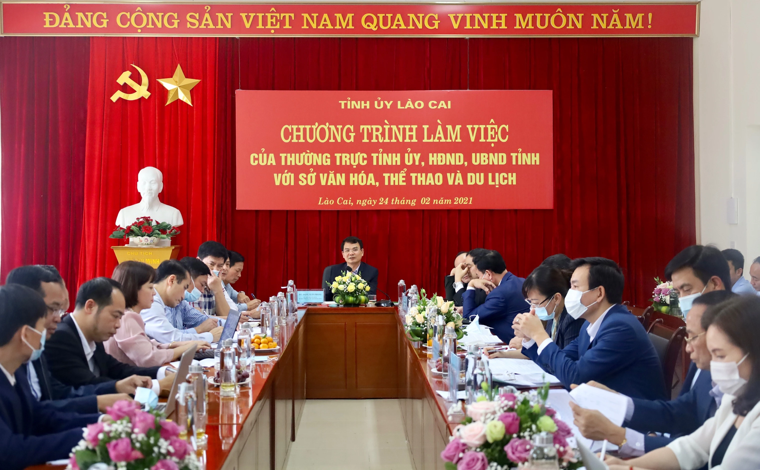 Quang cảnh buổi làm việc. Quang cảnh buổi làm việc.