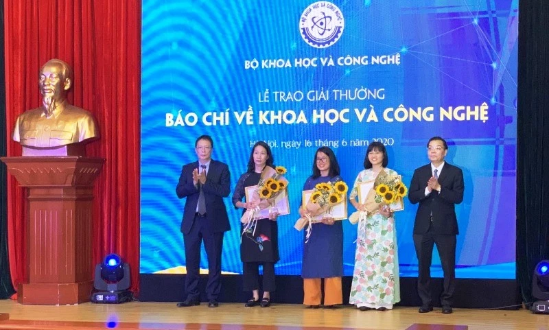 Lễ trao Giải thưởng Báo chí về khoa học và công nghệ năm 2019. Lễ trao Giải thưởng Báo chí về khoa học và công nghệ năm 2019.