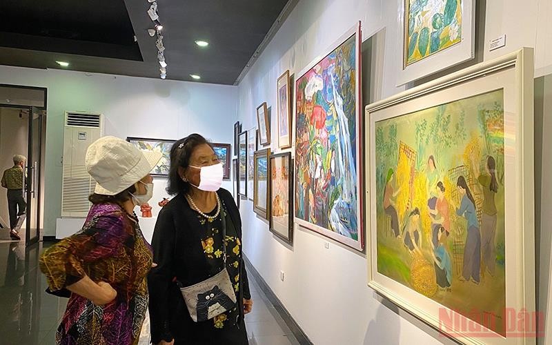 Khách tham quan triển lãm “Dấu ấn 2021”.