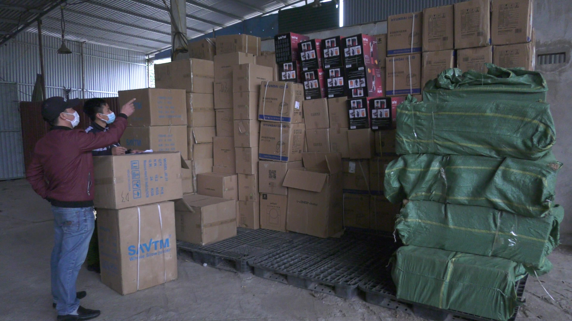 Bắt giữ kho hàng gia dụng không rõ nguồn gốc xuất xứ tại thành phố Lào Cai ảnh 1