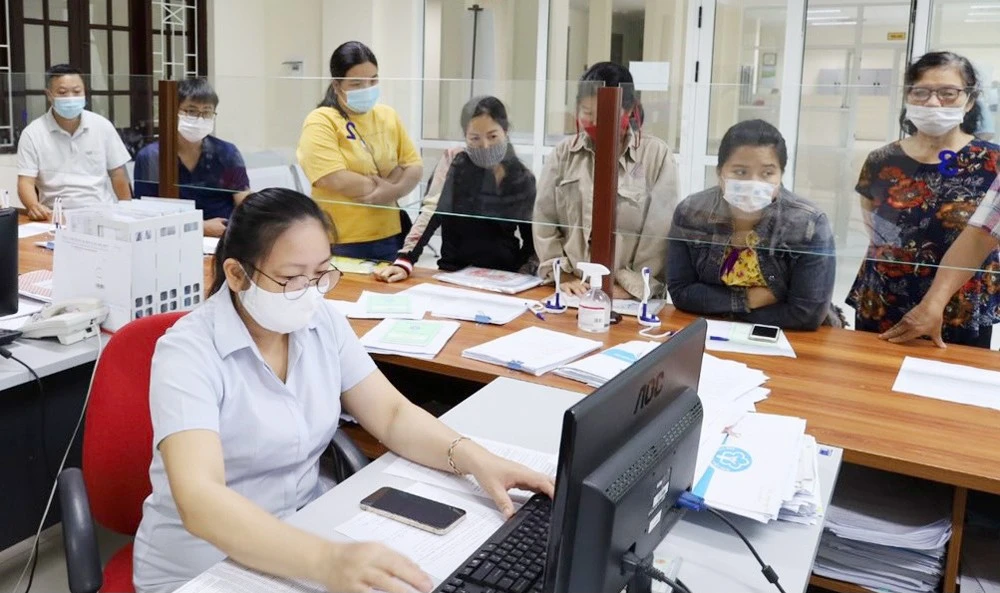 Người lao động nộp hồ sơ hưởng chính sách hỗ trợ từ Quỹ BHTN tại bộ phận tiếp nhận và trả kết quả thủ tục hành chính