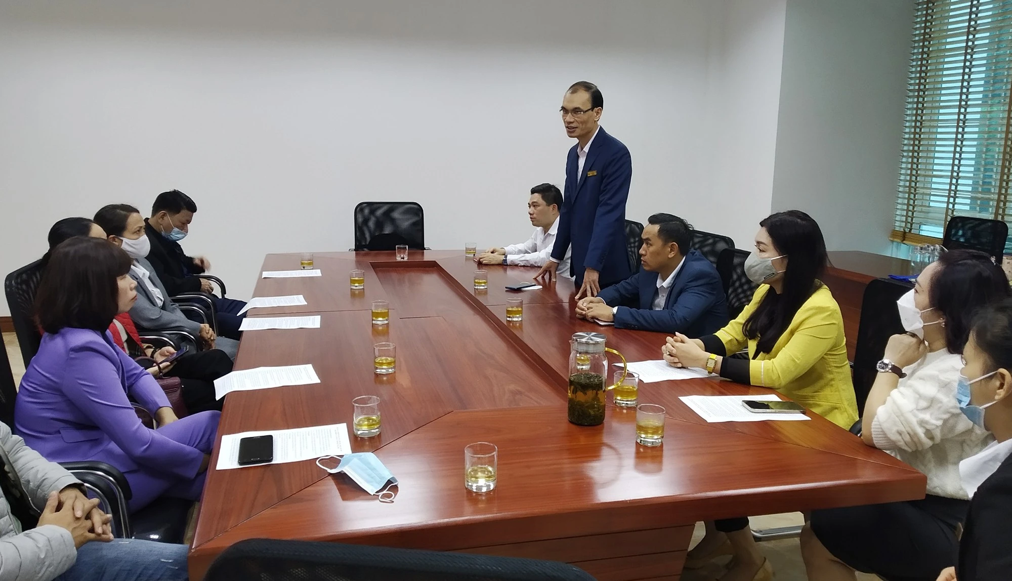 Lãnh đạo Trung tâm Phục vụ hành chính công tỉnh làm việc với bộ phận "một cửa" UBND thành phố Lào Cai.