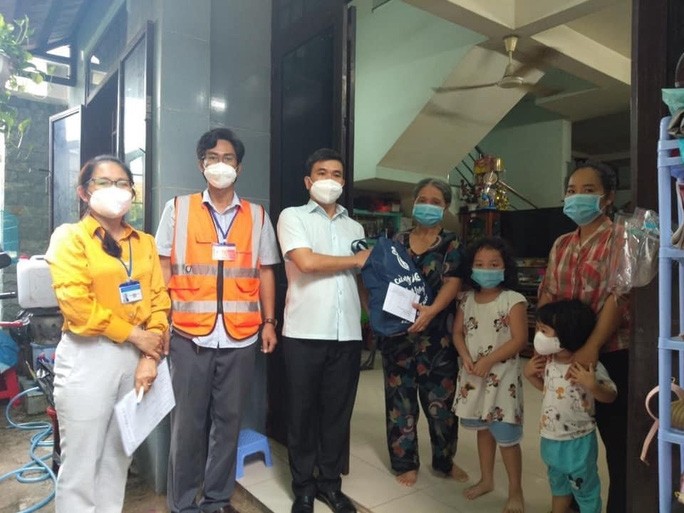 Đại diện lãnh đạo Huyện ủy Hóc Môn và Hội Liên hiệp Phụ nữ huyện Hóc Môn, TP Hồ Chí Minh tặng quà cho trẻ mồ côi vì dịch COVID-19. Đại diện lãnh đạo Huyện ủy Hóc Môn và Hội Liên hiệp Phụ nữ huyện Hóc Môn, TP Hồ Chí Minh tặng quà cho trẻ mồ côi vì dịch COVID-19.