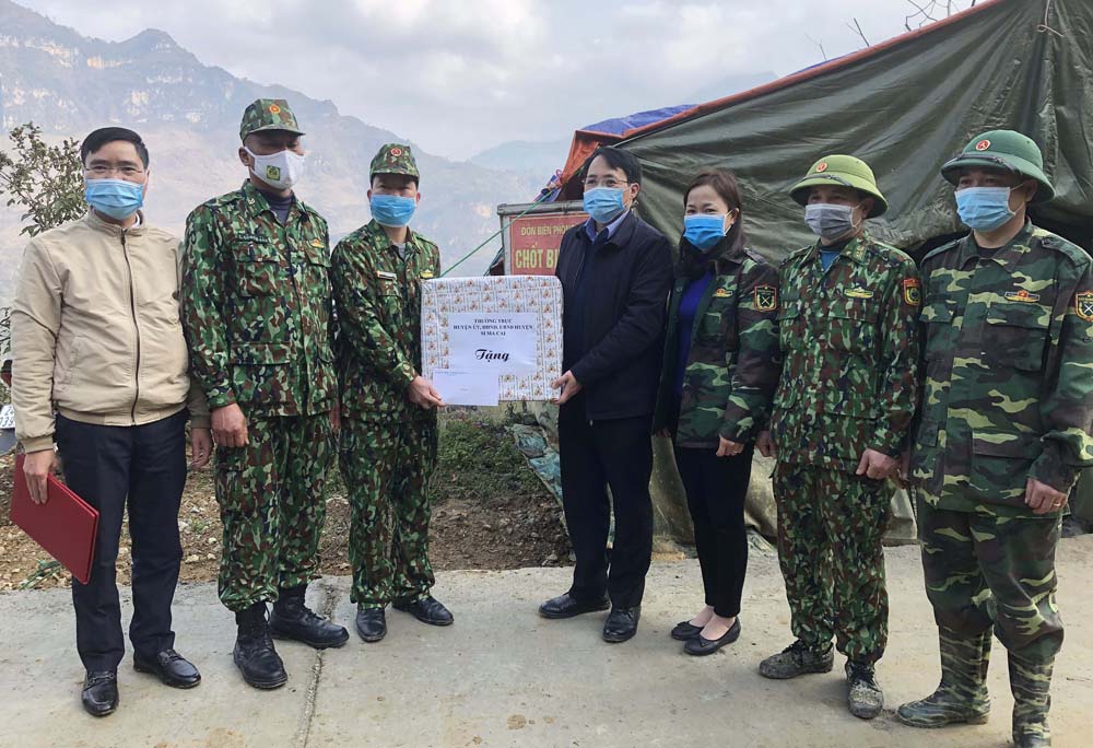 Huyện Si Ma Cai thăm, tặng quà các chốt kiểm dịch trên tuyến biên giới ảnh 2