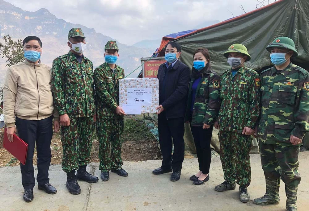 Huyện Si Ma Cai thăm, tặng quà các chốt kiểm dịch trên tuyến biên giới ảnh 2