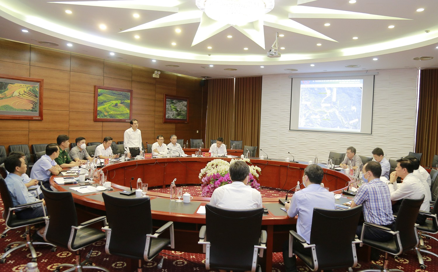 Quang cảnh buổi làm việc.