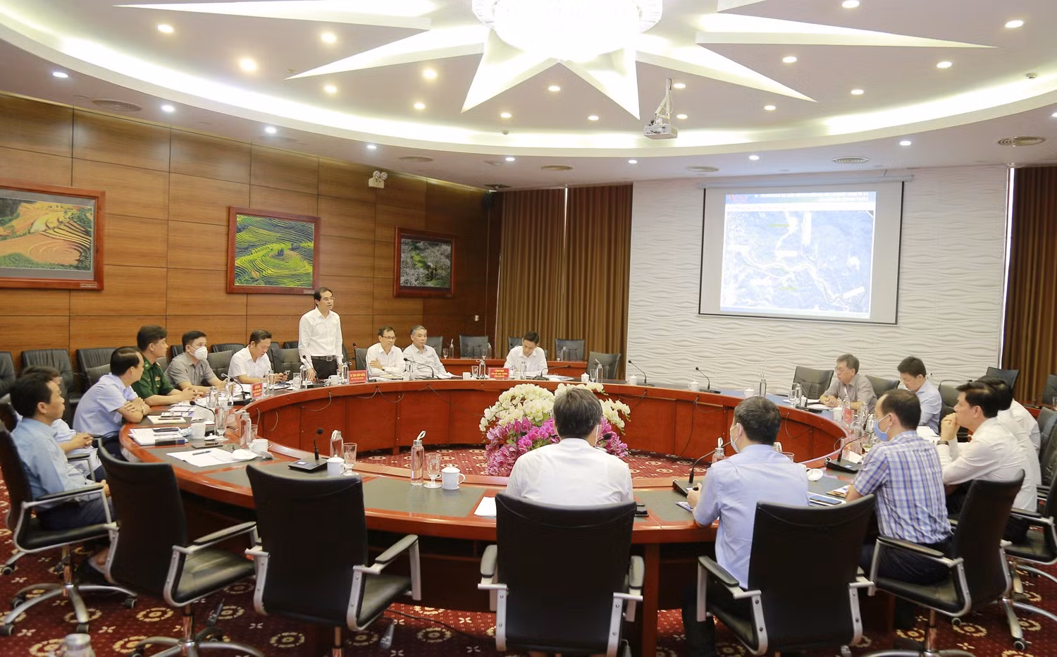 Quang cảnh buổi làm việc.