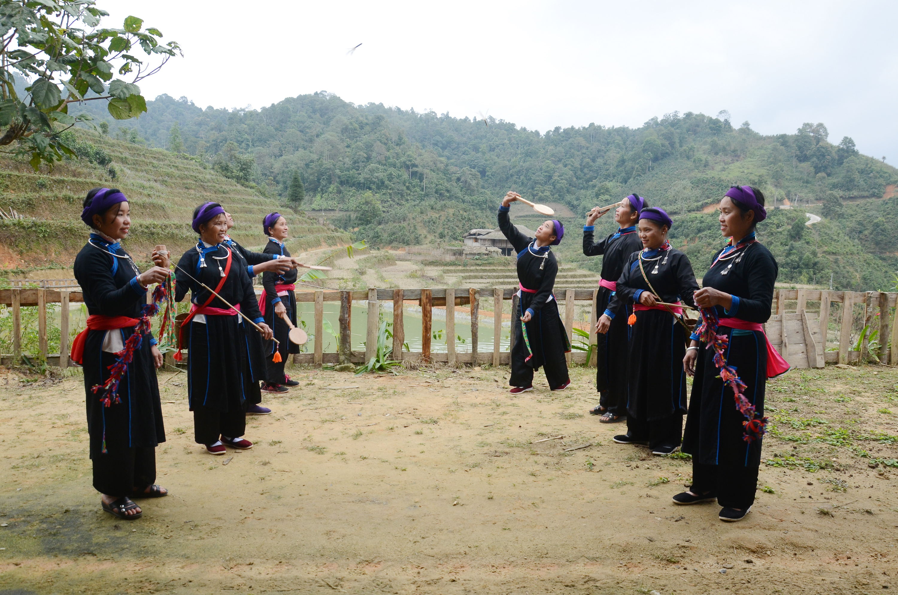 Rộn rã bản Tày ảnh 2