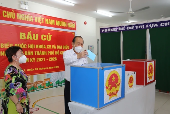 Lãnh đạo Đảng, Nhà nước thực hiện quyền công dân ảnh 7